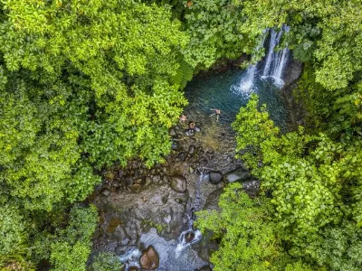 Vue aérienne de la cascade aux Écrevisses et de son bassin de baignade