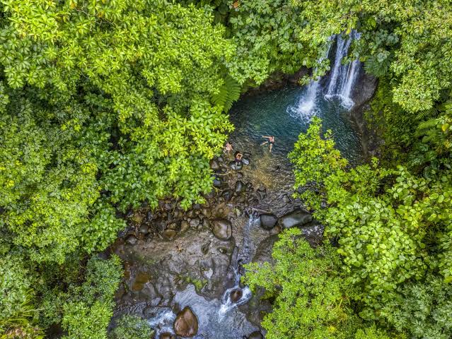 Vue aérienne de la cascade aux Écrevisses et de son bassin de baignade
