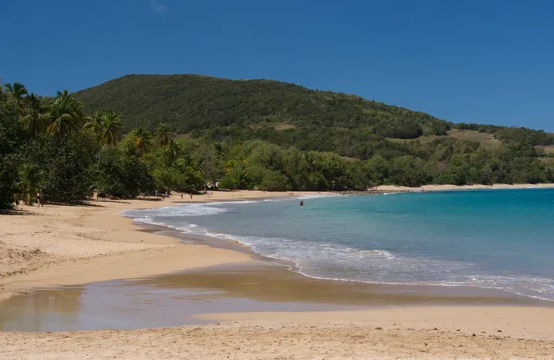La plage de La Perle, longue courbe de sable face aux eaux turquoise