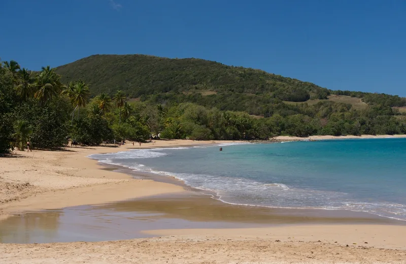 La plage de La Perle, longue courbe de sable face aux eaux turquoise
