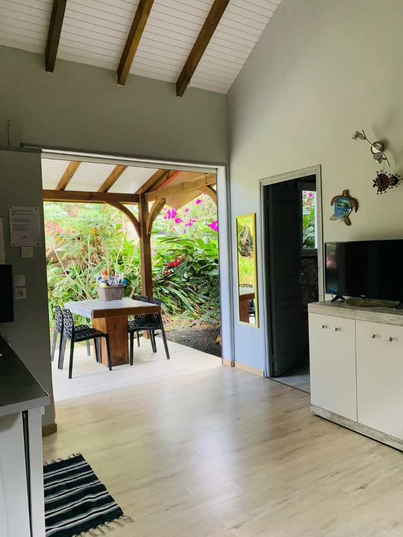 Séjour de la Villa Pastaga ouvert sur la terrasse