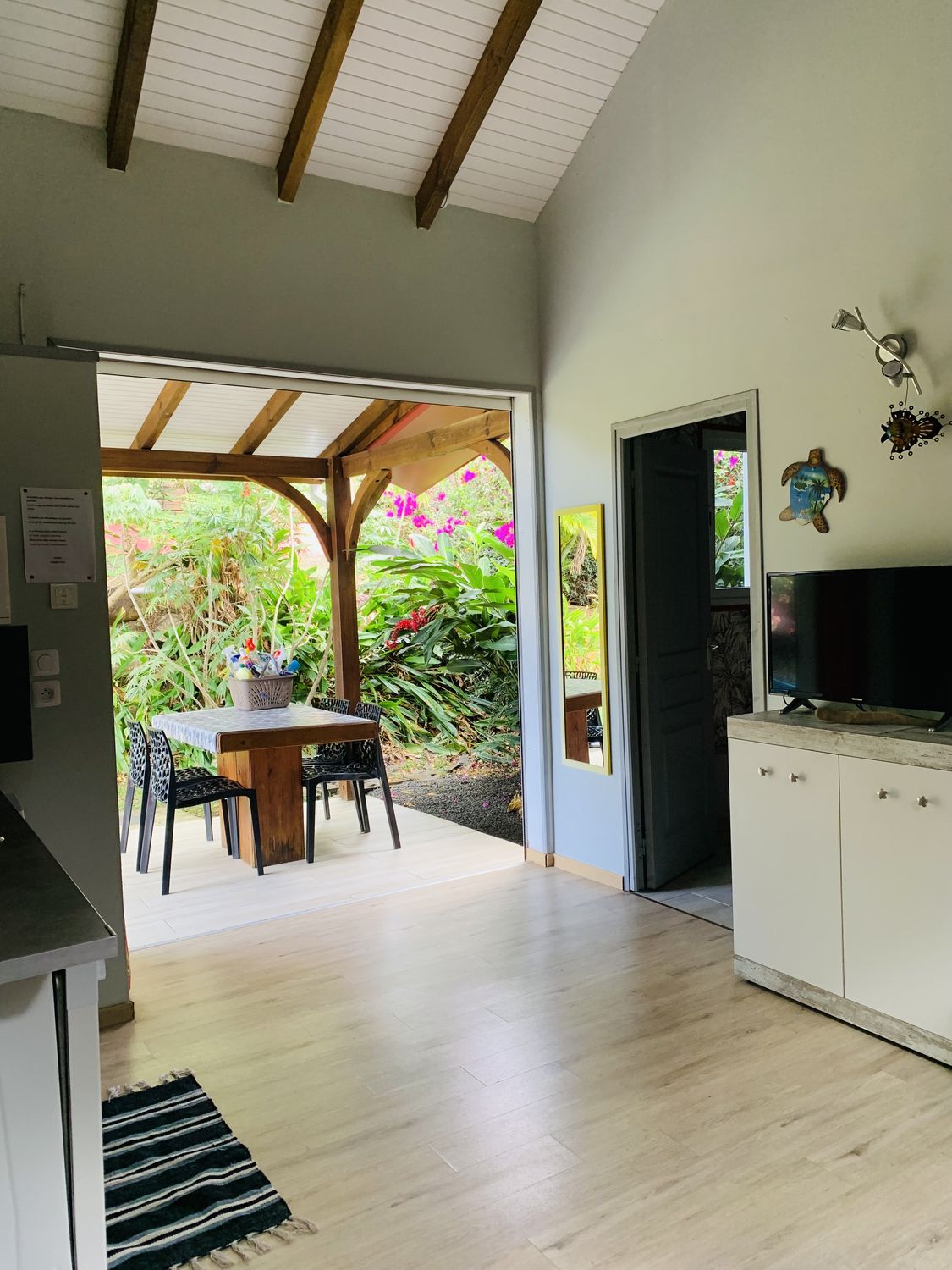 Séjour de la Villa Pastaga ouvert sur la terrasse