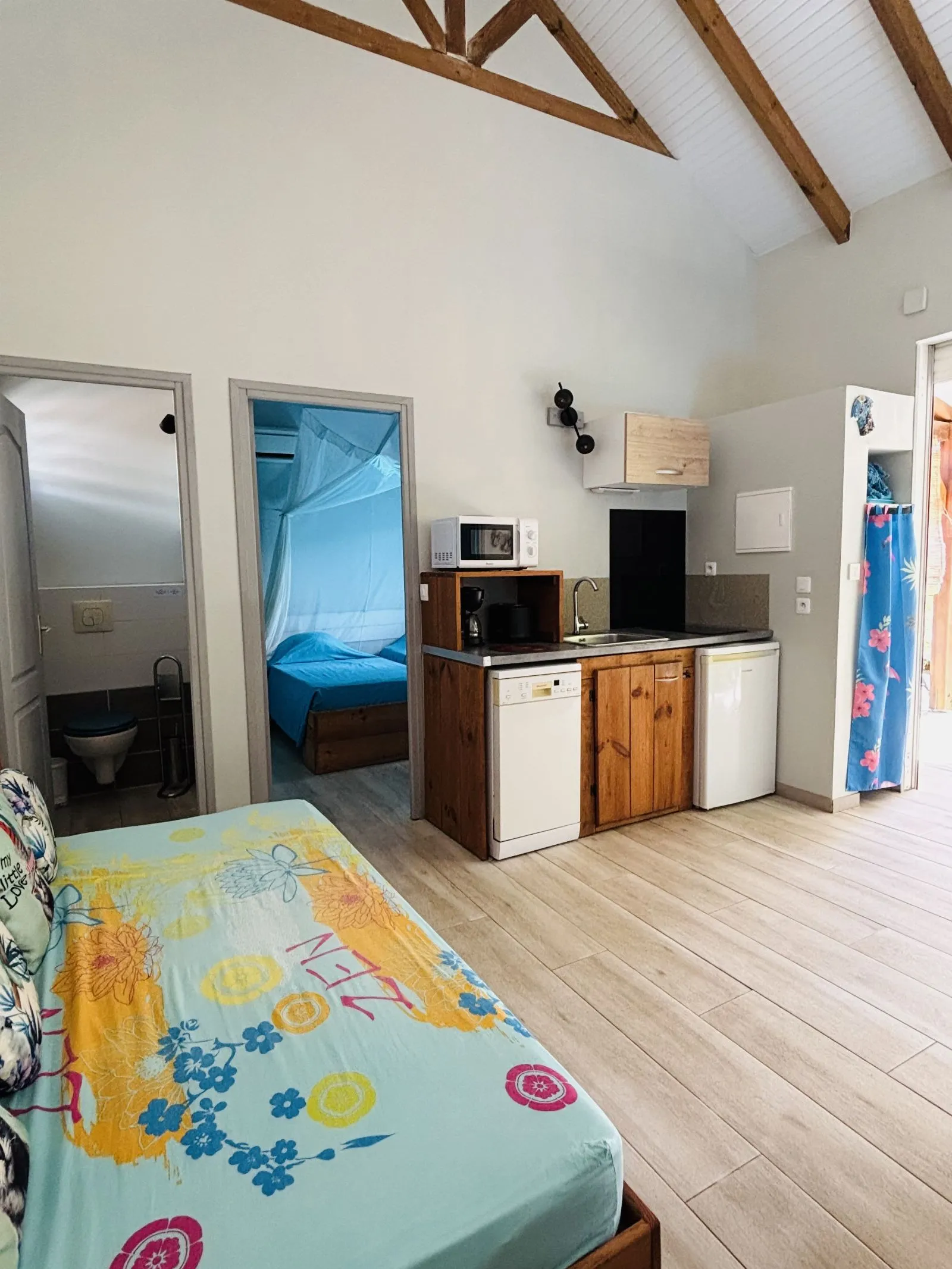 Pièce à vivre ouvrant sur la chambre et la salle d’eau, avec kitchenette et micro-ondes